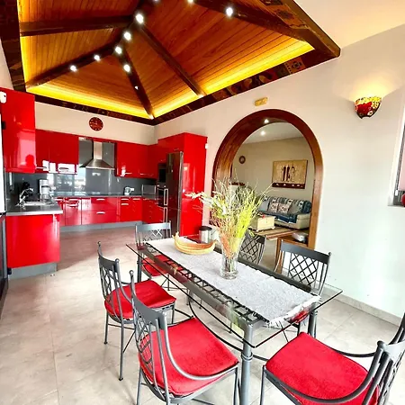 With Bbq, Private Heated Pool In Tenerife South *